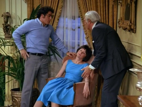 Laverne & Shirley s4e24 Shirley and the Older Man Cindy Williams punch 2.jpg