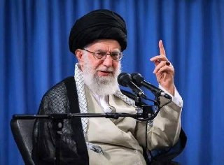 المرشد الأعلى في إيران، علي خامنئي، قال: ليعلم ترامب أن المستبدين في العالم قد سقطوا جميعًا عندما كانوا في ذروة قدراتهم، أمثال فرعون ونمرود ورضا شاه.....