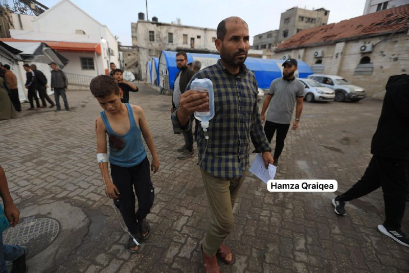 وصول طفلين مصابين بمخلفات الاحتلال أثناء جمعهم للحطب في منطقة العلمي بحي التفاح شرق مدينة غزة...