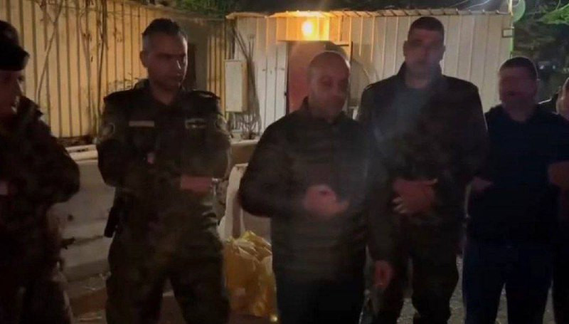 محافظ أريحا حسين حمايل أكد أن قوات الأمن تحمل سلاحها لوجه الله ومن أجل فلسطين، وأن شعبنا ينام مطمئنًا في بيوته بفضل جهودنا الأمنية. وأوضح أن المؤسسة ا...