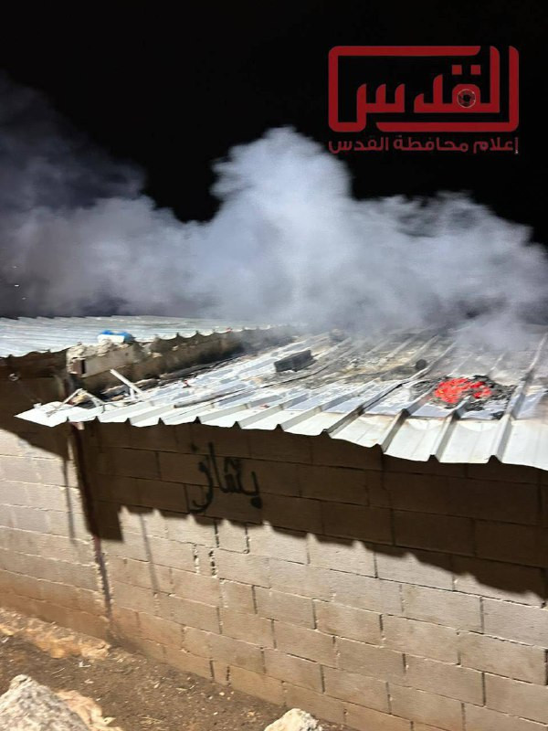 مستوطنون يشعلون النار في بركس زراعي يعود لأحد المواطنين في بلدة مخماس شمالي القدس، ما تسبب بأضرار مادية في المكان....