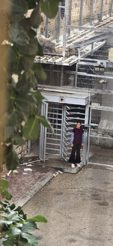 لليوم الثالث على التوالي، يقتحم جيش الاحتلال حاجز شارع الشهداء وسط مدينة الخليل ويمنع المواطنين والطلاب من الدخول....