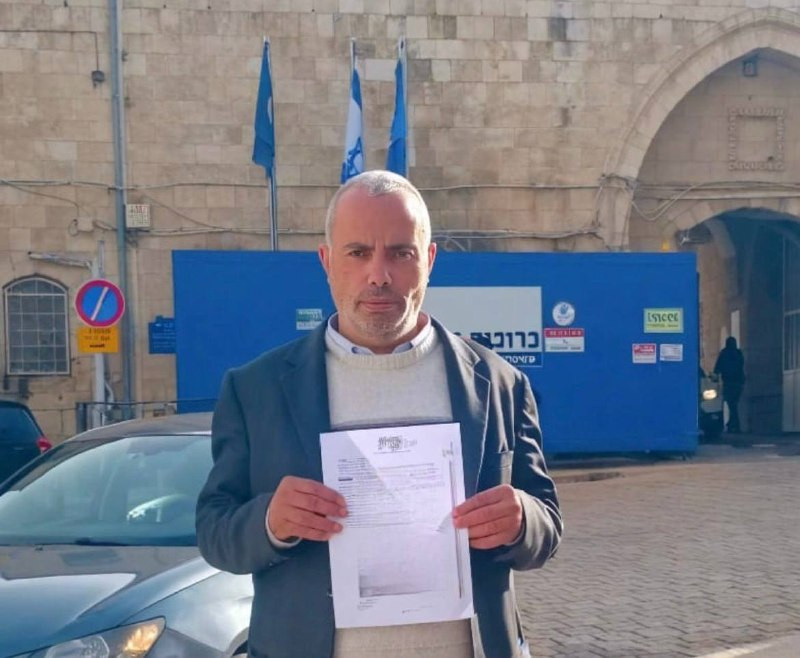 سلطات الاحتلال تسلم الناشط المقدسي أحمد الصفدي قرارًا بالإبعاد عن المسجد الأقصى لمدة 6 أشهر....