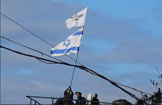 قوات الاحتلال ترفع العلم الإسرائيلي داخل مقر "الأونروا" في حي الشيخ جراح بمدينة القدس، بالتزامن مع تنفيذ عملية الهدم....