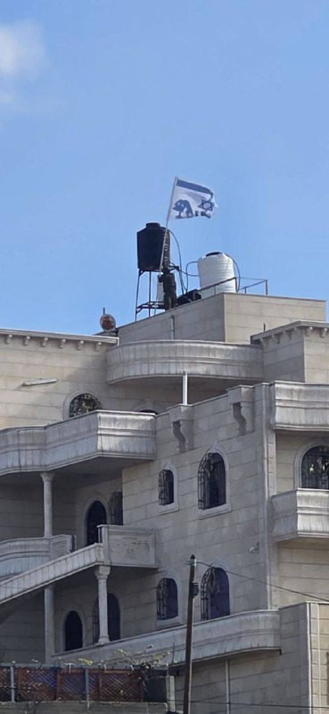 قوات الاحتلال تحول بناية سكنية إلى ثكنة عسكرية في حي جبل جوهر جنوبي مدينة الخليل بالضفة الغربية، ضمن العدوان المستمر منذ ساعات الصباح على المنطقة....