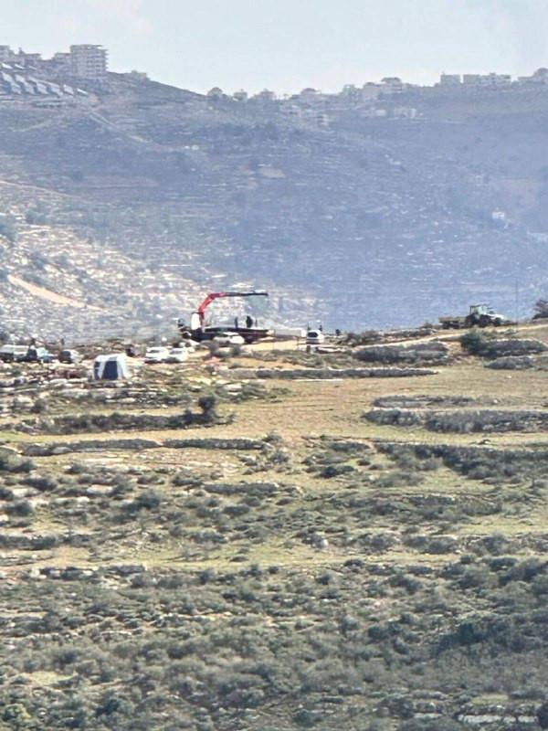 يستمر المستوطنون في تنفيذ أعمال بناء وتوسعة داخل البؤرة الاستيطانية المُقامة على أراضي قرية عطارة شمال مدينة رام الله....