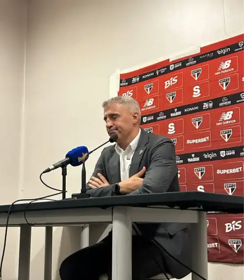 Após impeachment, Crespo exalta união no São Paulo, mas sente "raiva" pelo empate amargo