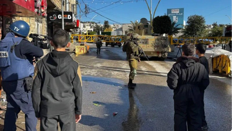 دبابات وبوابات واعتقالات.. ماذا يجري في الخليل؟

قوات الاحتلال اقتحمت فجر اليوم الاثنين أحياء في المنطقة الجنوبية من مدينة الخليل عبر حشد عسكري واسع و...