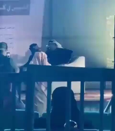 racL8qraUUv3IALw.jpg