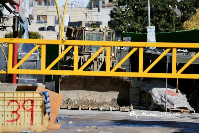 جانب من عدوان الاحتلال الواسع على المنطقة الجنوبية من مدينة الخليل....