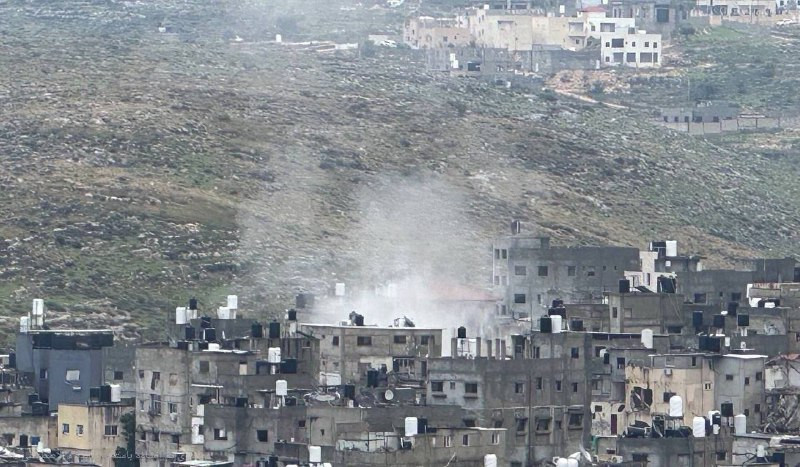 آليات الاحتلال تواصل هدم منازل المواطنين في مخيم نور شمس شرق طولكرم...