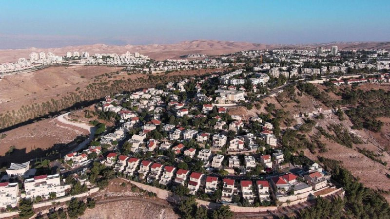 صادقت سلطات الاحتلال الإسرائيلي، عبر المجلس الأعلى للتخطيط التابع للإدارة المدنية، منذ بداية عام 2025 على بناء 28,163 وحدة استيطانية جديدة في الضفة ال...