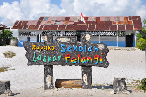 replika SD Laskar pelangi 1.jpg