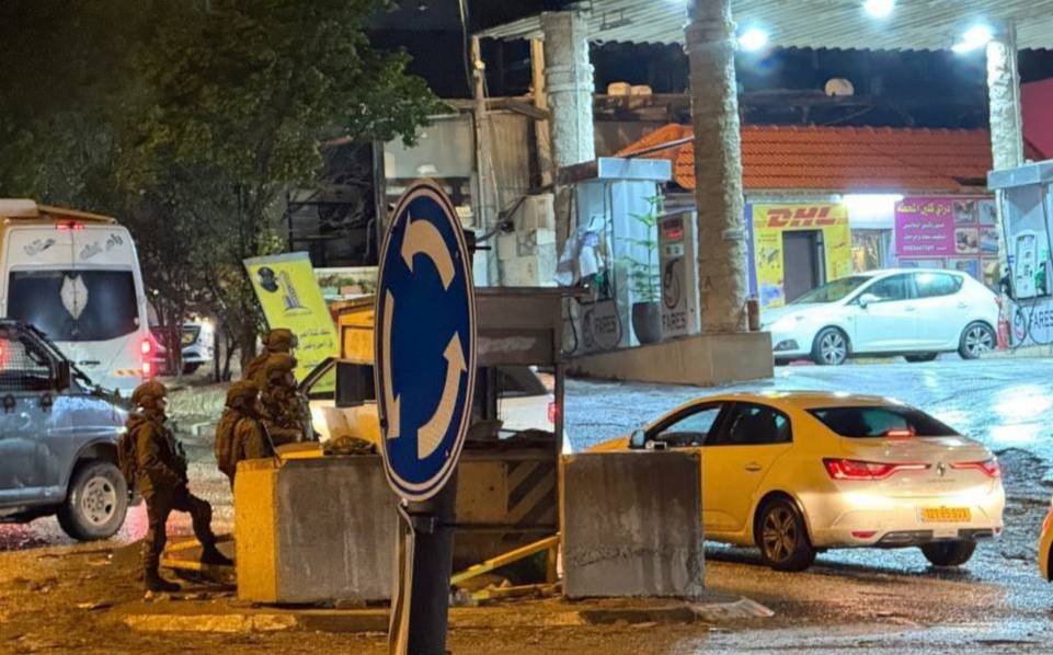 قوات الاحتلال تغلق مدخل بلدة حِزما، شمال شرق القدس المحتلة....