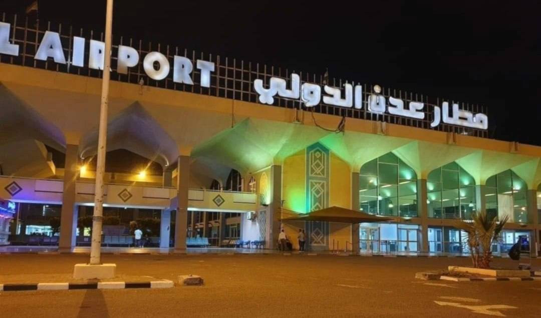 مصدر في حكومة المجلس الرئاسي في اليمن ينفي إصدار أي توجيهات بإغلاق مطار عدن الدولي، ويحمّل المجلس الانتقالي مسؤولية أي تبعات ناتجة عن قرارات وصفها بغي...