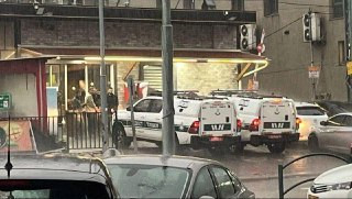 صورة | الشرطة الإسرائيلية تقتحم أم الفحم في الداخل المحتل وتلقي القبض على عمال فلسطينيين...