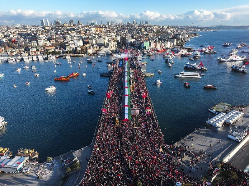 الأتراك يخرجون في مظاهرة مليونية تزامنا مع بداية العام الجديد نصرة لفلسطين لغزة المكلومة والمحاصرة....