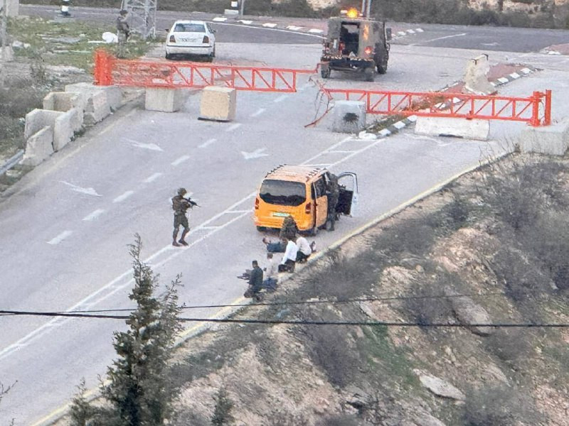 صورة | جنود الاحتلال ينكلون بعدد من الشبان على حاجز عطارة، شمال رام الله....