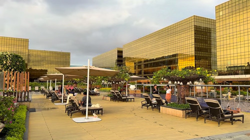 INSIDE Manila Bay City – LAS VEGAS of the Philippines 🇵🇭 Home to MASSIVE CASINOS & SHOPPING MALLS! 2.jpg