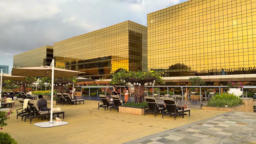 INSIDE Manila Bay City – LAS VEGAS of the Philippines 🇵🇭 Home to MASSIVE CASINOS & SHOPPING MALLS! 2.jpg