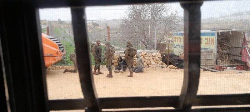 قوات الاحتلال تعتدي على عمال فلسطينيين أثناء تعبيدهم لشارع الثغرة في بلدة بيت أمر شمال الخليل، وتصادر معداتهم....