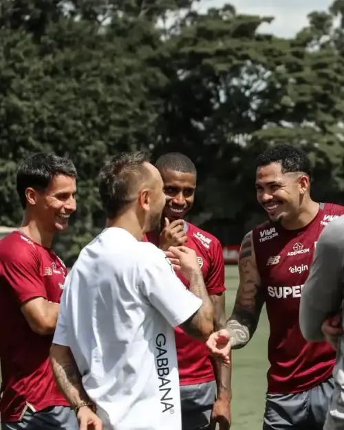 Rafinha anuncia acordo para regularização de salários e critica mentalidade de "fracassado" no São Paulo