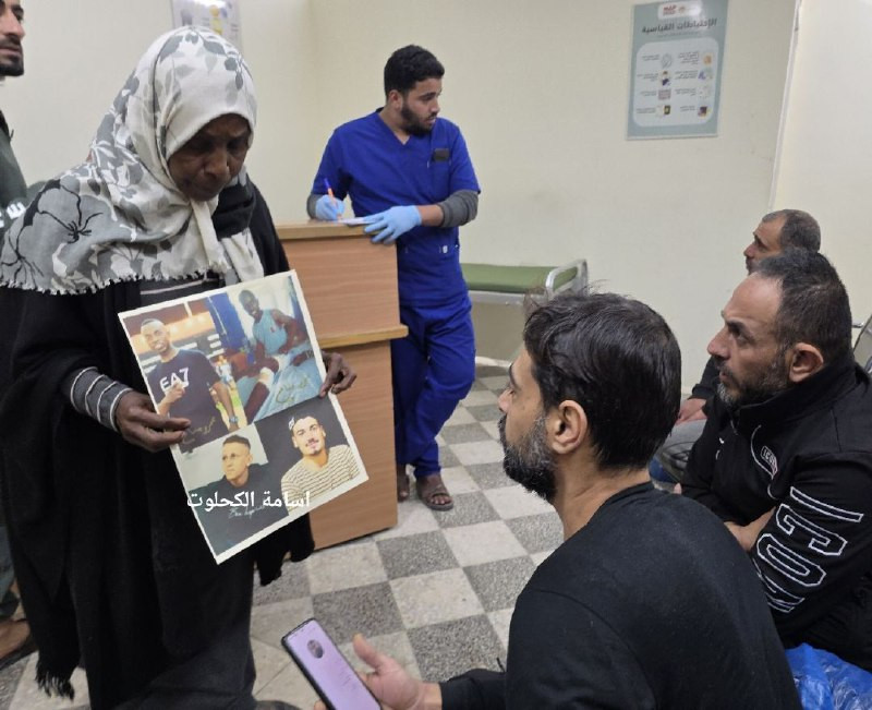 مشهد مؤلم.. سيدة تُمرر صور أبنائها وأقاربها المفقودين أمام عيون أسرى محررين في وسط قطاع غزة، على أملٍ التعرف على وجودهم في سجون الاحتلال....