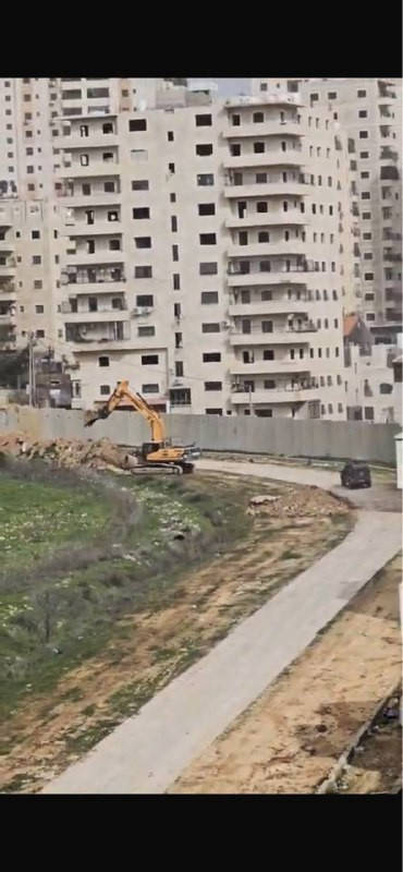 جرافات الاحتلال تنفذ أعمال تجريف داخل جدار الضم والتوسع العنصري، على أراضي مطار القدس الدولي سابقًا شمال القدس المحتلة...