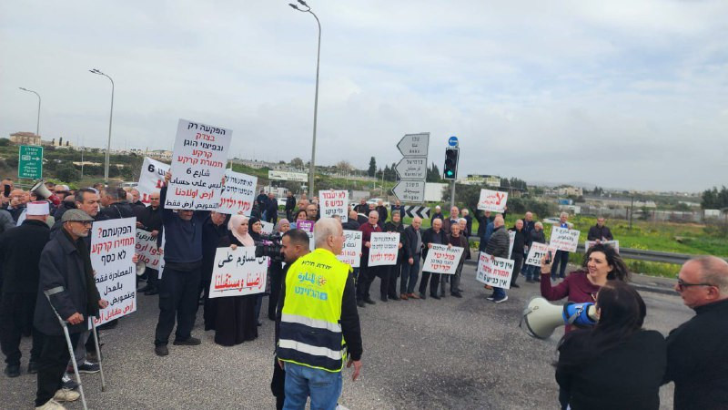 فلسطينيون ونشطاء يتظاهرون ويغلقون الشارع الرئيسي في مدينة "شفا عمرو" بالداخل المحتل؛ رفضًا لسياسة الاحتلال بمصادرة الأراضي....