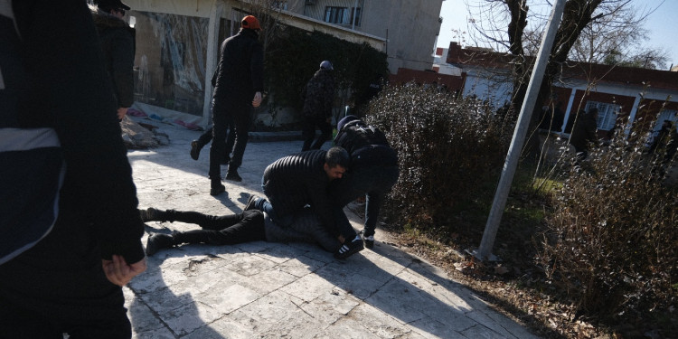 İhlal raporu: Şiddet, su döküp soğukta bekletme, kötü muamele ve zorla bayrak öptürüldü İhlal raporu: Şiddet, su döküp soğukta bekletme, kötü muamele ve zorla bayrak öptürüldü