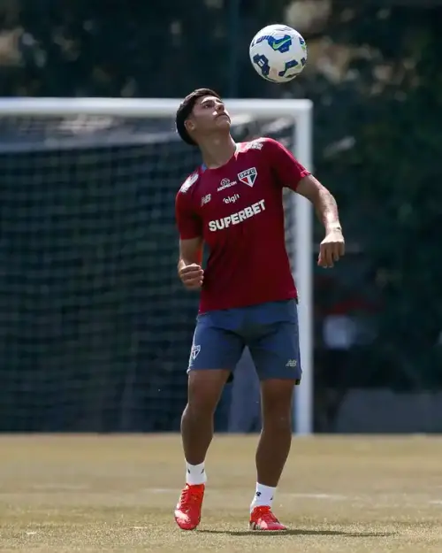 São Paulo impulsiona carreira de Nicolas, torcedor e "treinador" em campo, rumo ao profissionalismo