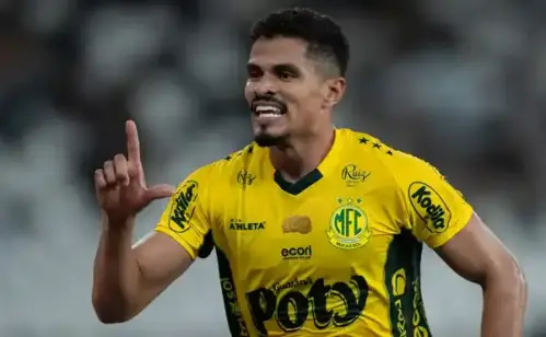 Lucas Ramon supera Cédric Soares em estatísticas e se destaca em negociações com São Paulo