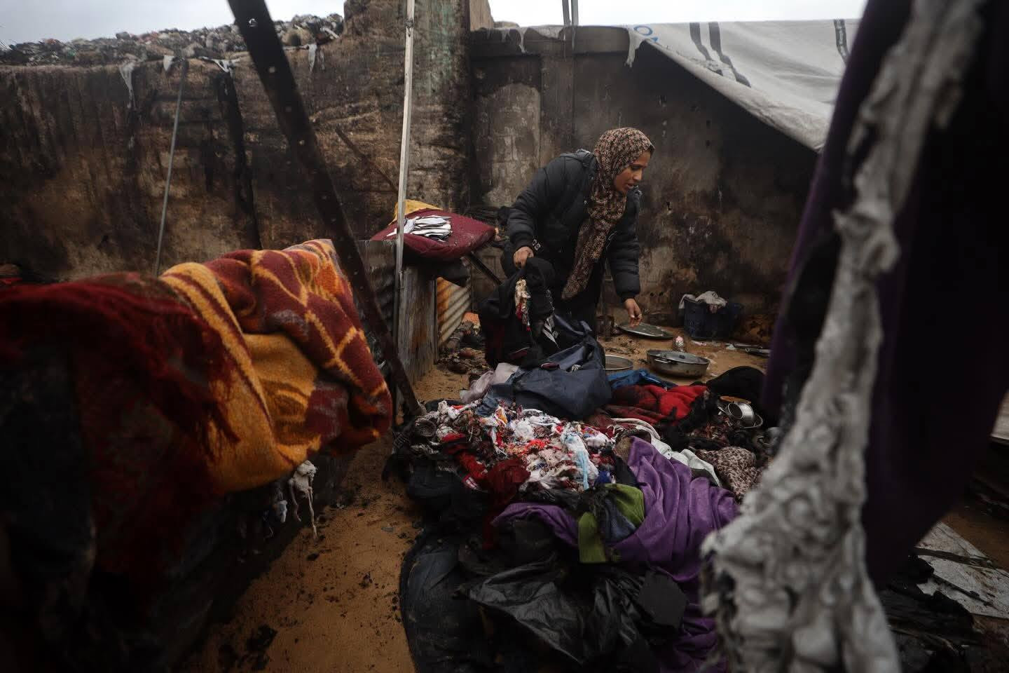 مأساة الشتاء في غزة.. ارتقاء امرأة وطفل وإصابة طفل آخر من عائلة أبو الخير، إثر حريق اندلع داخل خيمتهم بعدما حاولت الأم إشعال شمعة لتدفئة أطفالها وسط ا...