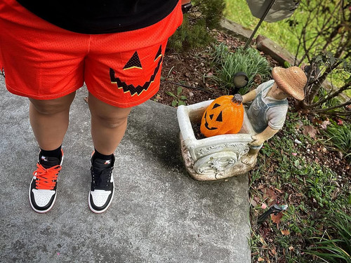 👻HAPPY HALLOWEEN🎃💀🧙 ♀️From mine to yours ! 🍬🍫🍭#ElectroOrange1s #Jordan1High #SneakerHeadQ.jpg
