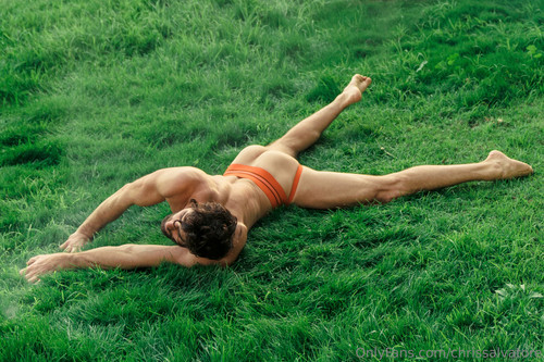 556923160 Who wants to roll around the lawn with me ﰾ� 01 3840x2560 b751b4ee388e2909c508f2fd572fbfc9.jpg