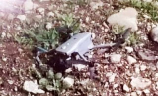 مصادر لبنانية: سقطت مسيرة تابعة لجيش الاحتلال أثناء تجسسها على منزل في حي عين الكبيرة بمدينة بنت جبيل جنوب لبنان....