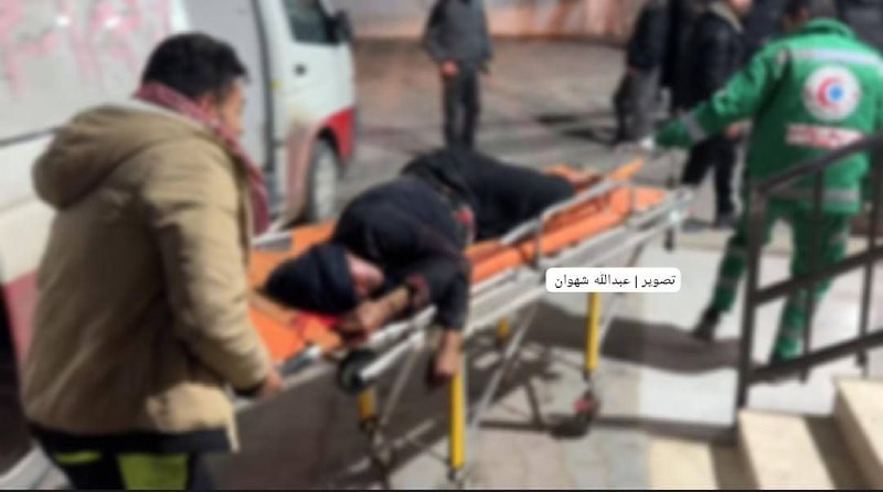 نقل جرحى إثر قصف مدفعية الاحتلال مدينة بيت لاهيا شمال قطاع غزة....