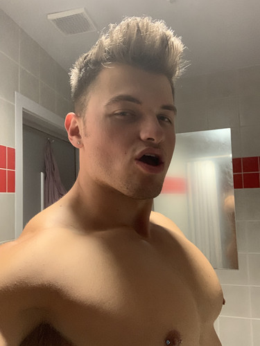 2018 12 17 sneaky bathroom pic after arm day.jpg
