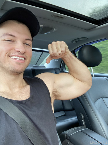 2020 05 23 who would come sniff my pits after the heavy arm session i j.jpg