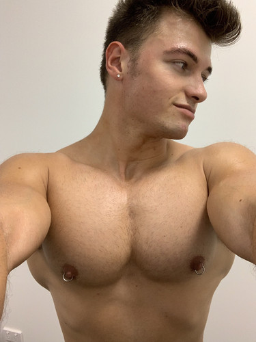 2018 12 25 finally got my ass back in the gym and hit chest for the fir.jpg
