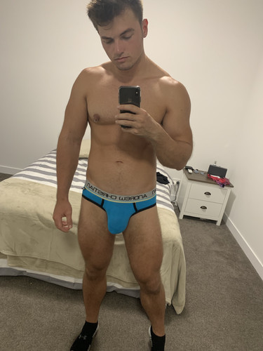 2018 12 30 getting dressed for the gym think anyones gonna notice th.jpg
