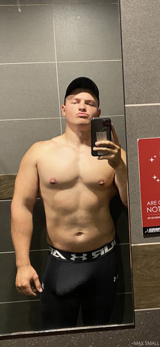 2020 01 19 slowly starting to not mind showing off my bulge in the gym.jpg