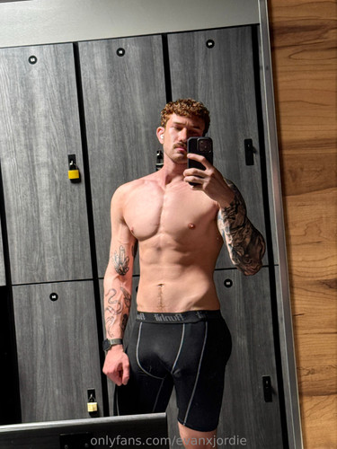 20250918T214602 CanYouTellILikeShowingOffInTheGym 2.jpg