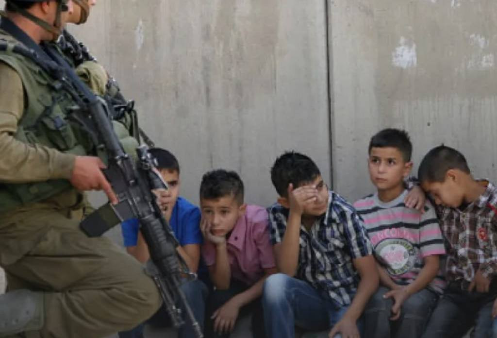 مركز فلسطين لدراسات الأسرى: اعتقال أطفال لا تتجاوز أعمارهم 10 سنوات وأطفال مصابين بجراح

▪️تحويل عدد كبير منهم إلى الاعتقال الإداري دون تهم.

▪️مئات ا...