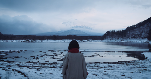 tiny yawn tiny yawn 花筏 (Official Music Video) [hH7VWQRbyxo 2560x1351 1m47s].png