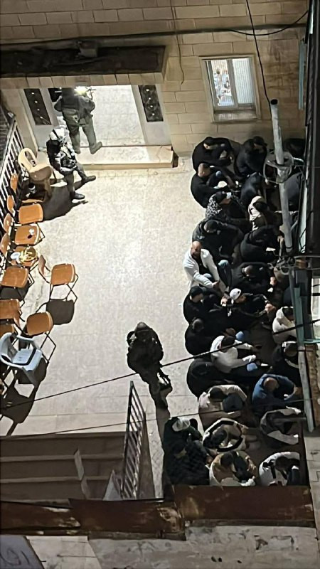 احتجاز  قوات الاحتلال عددا كبيرا من الأهالي الذين كانوا يتواجدون في قاعة قصر الحمراء في بلدة العيزرية شرقي القدس المحتلة...