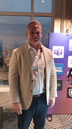 9nfd74ze8rfhD9 q.jpg