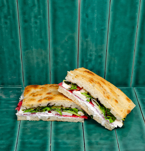 Focaccia Salami traditionel.jpg