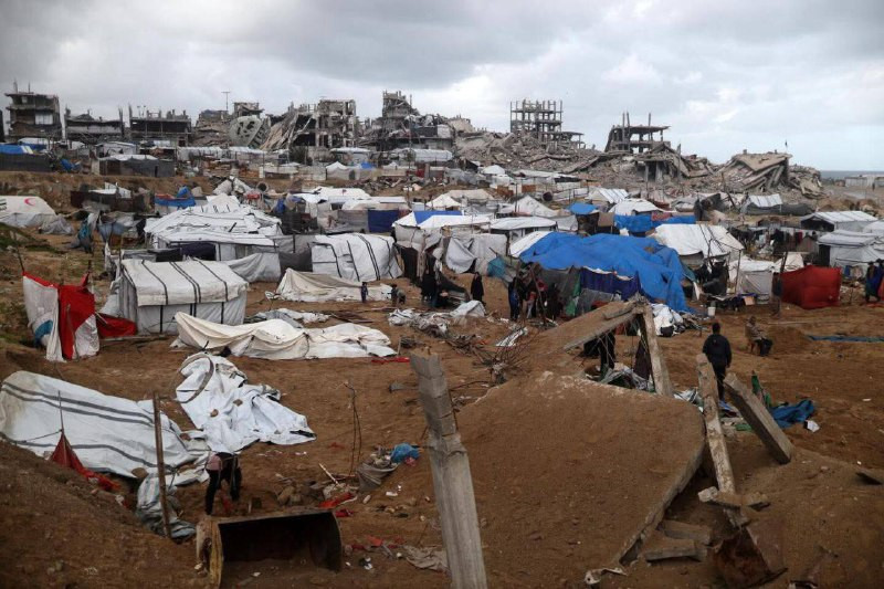 بسبب الرياح القوية والأمطار الغزيرة، اقتلعت مئات من الخيام وتضررت آلاف أخرى جراء المنخفض الجوي الذي يضرب قطاع غزة حاليًا....