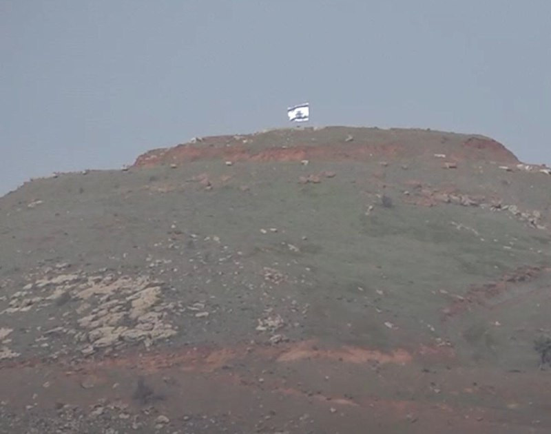 تواصل قوات الاحتلال رفع علمها على تل أحمر شرقي في ريف القنيطرة الجنوبي، جنوب سوريا....